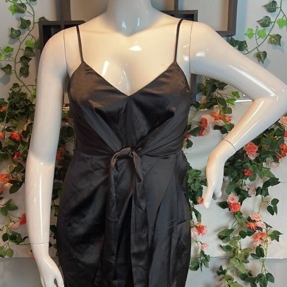 CUPSHE Black Front Tie Twist V neckline. Sleeveless Tulip hem Size‎ Large - Picture 6 of 17